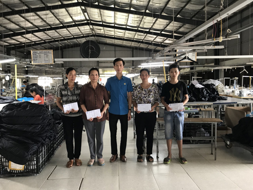 Liên đoàn Lao động huyện Tiên Lữ  tặng quà CNLĐ có hoàn cảnh khó khăn nhân kỷ niệm 91 năm Ngày thành lập Công đoàn Việt Nam (28/7/1929 - 28/7/2020)