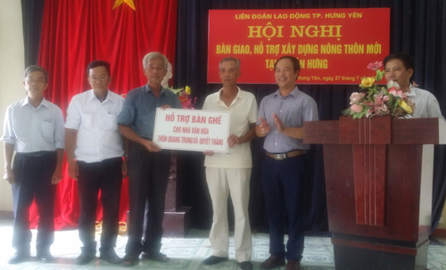 LĐLĐ thành phố Hưng Yên bàn giao bàn, ghế cho nhà văn hóa Thôn Quang Trung và thôn Quyết Thắng xã Tân Hưng 