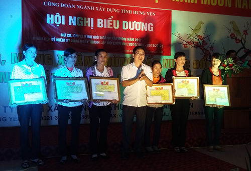 Công đoàn ngành Xây dựng tổ chức biểu dương nữ Hai giỏi năm 2017