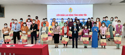 Liên đoàn Lao động tỉnh thăm, đối thoại tại Công ty TNHH Regina Miracle Hưng Yên và tặng quà, biểu dương CNLĐ tiêu biểu tham gia Ngày hội sáng kiến - ý tưởng sáng tạo nỗ lực vượt khó, quyết tâm chiến thắng đại dịch Covid 19.