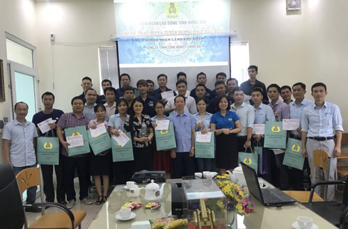 Đồng chí Chủ tịch Liên đoàn Lao động tỉnh thăm, làm việc với doanh nghiệp và tặng quà cho công nhân, người lao động Cty TNHH Chính Đại.