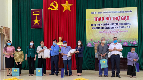 Đồng chí Chủ tịch UBND tỉnh Nguyễn Văn Phóng trao gạo hỗ trợ hộ nghèo tại các huyện: Ân Thi, Khoái Châu, Kim Động