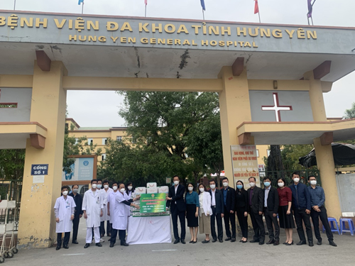 Bí thư Tỉnh ủy tặng quà Bệnh viện Đa khoa Hưng Yên nơi đang bị phong tỏa dịch Covid – 19
