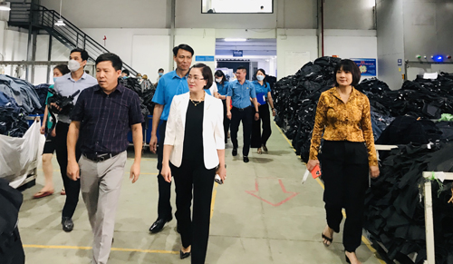 Đồng chí Trần Thị Thanh Thủy, Ủy viên Ban Thường vụ Tỉnh Ủy, Bí thư Thị ủy Mỹ Hào thăm, làm việc và tặng quà công nhân lao động nhân dịp tháng công nhân