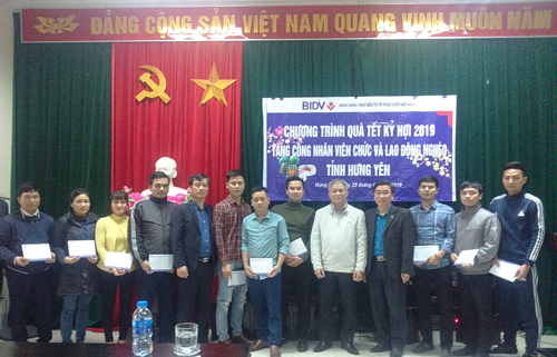 Công đoàn ngành Xây dựng tặng quà công nhân lao động có hoàn cảnh khó khăn dịp Tết Kỷ Hợi