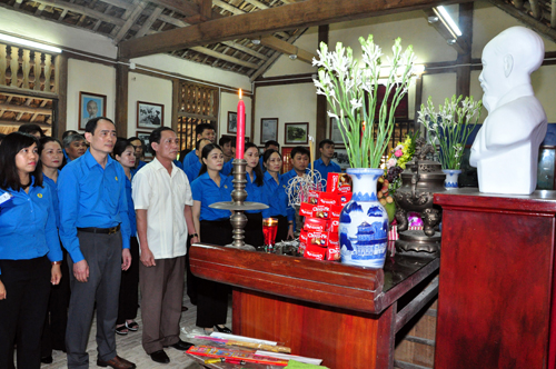         Đoàn đại biểu dự Đại hội Công đoàn tỉnh Hưng Yên khóa XVIII dâng hương tưởng niệm Bác Hồ, Tổng Bí thư Nguyễn Văn Linh và các anh hùng liệt sỹ trước thềm Đại hội
