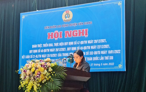 Liên đoàn Lao độnghuyện Văn Giang tổ chức quán triệt, triển khai một số Quy định của Trung Ương, Tỉnh ủy ; Nghị quyết Đại hội đại biểu phụ nữ toàn quốc lần thứ XIII của Đảng và Chỉ thị số 06-CT/TW của Ban bí thư về tăng cường sự lãnh đạo của Đảng đối với 