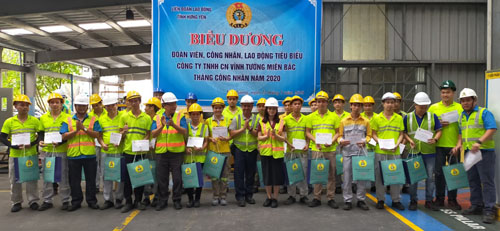 Đồng chí Chu Ngọc Hoa Liễu, Phó Chủ tịch LĐLĐ tỉnh thăm và làm việc với doanh nghiệp và khen thưởng đoàn viên, CNLĐ tiêu biểu nhân tháng công nhân.