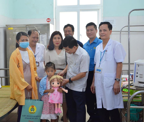 Liên đoàn Lao động tỉnh tổ chức thăm, tặng quà bệnh nhi đang điều trị tại Khoa nhi, Bệnh viện Đa khoa tỉnh nhân dịp Tết Trung thu 2020.