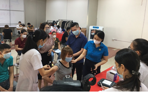 Liên đoàn Lao động tỉnh phối hợp với Sở Y tế tiêm vắc xin phòng, chống COVID-19 cho công nhân lao động Công ty Cổ phần May Hưng Long II 