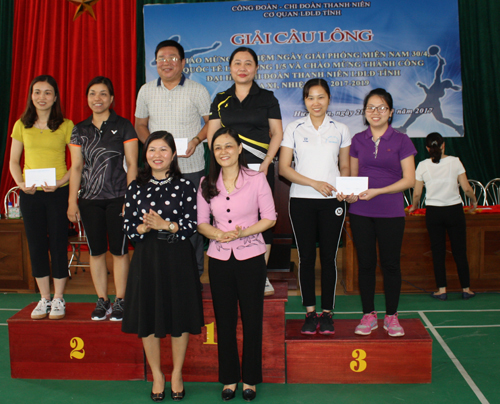 Công đoàn & Đoàn Thanh niên Cơ quan LĐLĐ tỉnh Hưng Yên: Tổ chức Giải cầu lông chào mừng kỷ niệm ngày Giải phóng miền Nam 30/4, Quốc tế Lao động 1/5 và chào mừng thành công Đại hội Chi đoàn thanh niên 
