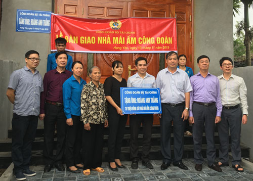 Công đoàn Viên chức tỉnh tổ chức khánh thành, bàn giao Nhà “Mái ấm Công đoàn” cho đoàn viên có hoàn cảnh gia đình khó khăn