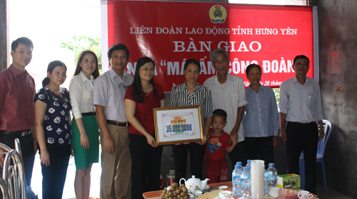Liên đoàn Lao động tỉnh bàn giao 6 nhà “Mái ấm công đoàn” dịp  88 năm ngày thành lập công đoàn Việt Nam. 