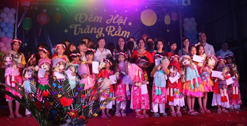 Công ty Cổ phần May Hưng Long II tổ chức Đêm hội trăng rằm cho các cháu thiếu nhi nhân dịp Tết Trung thu.