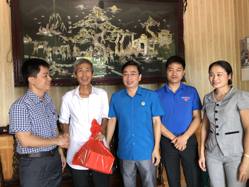 Công đoàn ngành Xây dựng và các CĐCS trực thuộc thăm hỏi, tặng quà các đoàn viên thuộc gia đình chính sách; đoàn viên có hoàn cảnh khó khăn nhân  kỷ niệm 71 năm Ngày thương binh liệt sỹ & 89 năm Ngày thành lập Công đoàn Việt Nam 