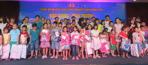Công đoàn các Khu công nghiệp biểu dương- trao thưởng cho các cháu là con cán bộ chủ chốt công đoàn có thành tích cao trong học tập năm học (2016 – 2017)