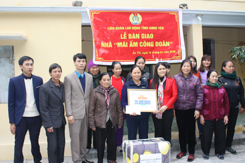 Bàn giao nhà “Mái ấm công đoàn” cho đoàn viên có hoàn cảnh khó khăn nhân dịp tết Mậu Tuất 2018