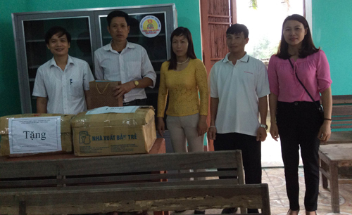Công đoàn Viên chức tỉnh, Thư viện tỉnh tặng tủ sách cho các Nhà văn hóa thôn.
