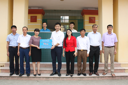 Công đoàn các Khu Công nghiệp tỉnh tổ chức hội nghị bàn giao 18 bảng chống lóa và 75.500 viên gạch nung cho xã Ngọc Long, huyện Yên Mỹ