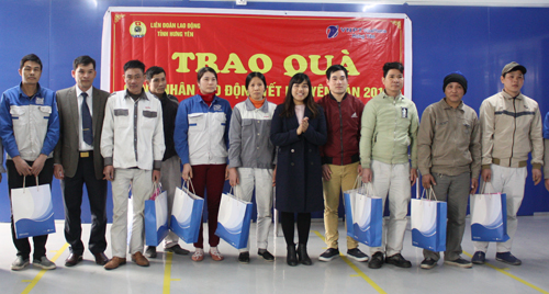 LĐLĐ tỉnh thăm, tặng quà cho CNVCLĐ có hoàn cảnh khó khăn và Mẹ Việt Nam anh hùng nhân dịp Tết Mậu Tuất 2018