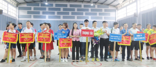 Công đoàn các Khu công nghiệp tỉnh tổ chức Giải cầu lông năm 2018