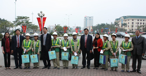 Phó Bí thư Thường trực Tỉnh ủy, Chủ tịch HĐND tỉnh và lãnh đạo LĐLĐ tỉnh, thành phố Hưng Yên thăm, chúc tết cán bộ, đoàn viên Công ty TNHH Một thành viên Môi trường và Công trình đô thị Hưng Yên.