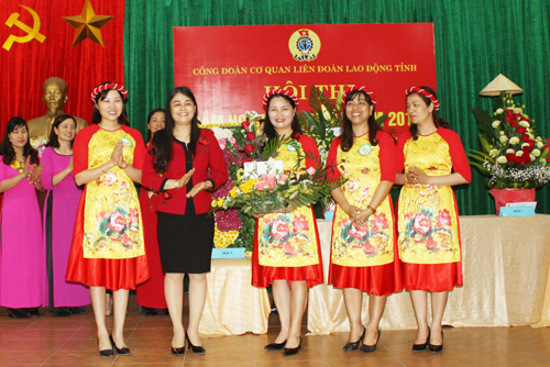 Cơ quan LĐLĐ tỉnh tổ chức Hội thi cắm hoa nghệ thuật chào mừng Ngày Quốc tế Phụ nữ 8/3