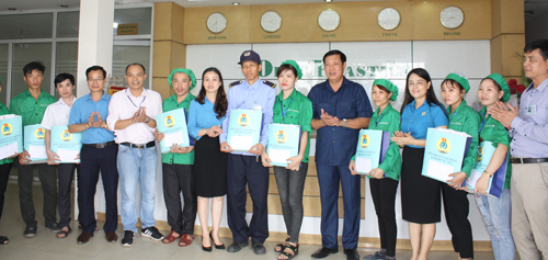 Liên đoàn Lao động tỉnh tổ chức thăm, làm việc và trao thưởng cho công nhân lao động tiêu biểu tại Công ty Cổ phần nhựa Opec, Công ty TNHH Takagi Việt Nam và Công ty TNHH Regina Miracle International Hưng Yên. 