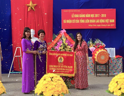 Chủ tịch LĐLĐ tỉnh dự khai giảng năm học 2017-2018 trường Tiểu học Hồng Châu, thành phố Hưng Yên