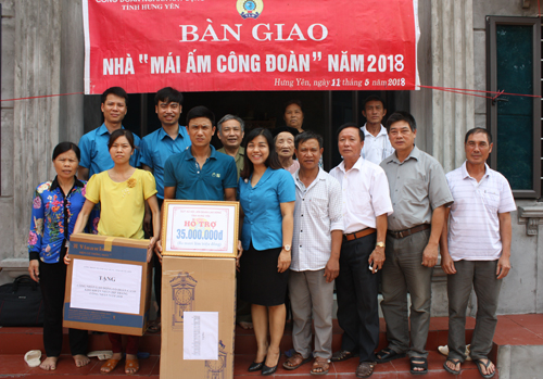 LĐLĐ tỉnh bàn giao 12 nhà “Mái ấm công đoàn” và tặng quà CNLĐ có hoàn cảnh khó khăn, mắc bệnh hiểm nghèo nhân dịp “Tháng Công nhân” năm 2018.