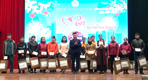 Đồng chí Chu Ngọc Hoa Liễu – Phó Chủ tịch LĐLĐ tỉnh  và đồng chí Cao Xuân Dương  - Ủy viên Ban Thường vụ, Trưởng Ban Chính sách Pháp luật LĐLĐ tỉnh trao Bằng khen cho các tập thể, cá nhân có thành tích tiêu biểu trong phong trào CNVCLĐ và haotj động Công 