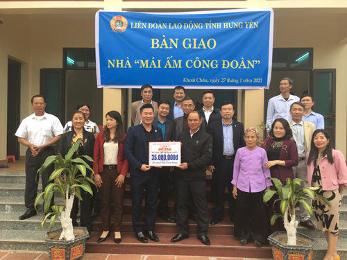 Liên đoàn Lao động tỉnh Hưng Yên bàn giao 02 nhà “Mái ấm Công đoàn”  nhân dịp Tết Tân sửu 2021