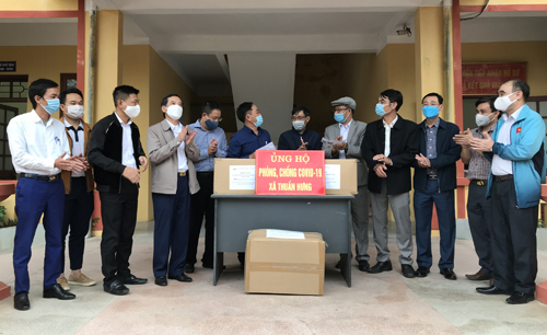 LĐLĐ huyện Khoái Châu hỗ trợ khẩu trang cho người dân và người lao động