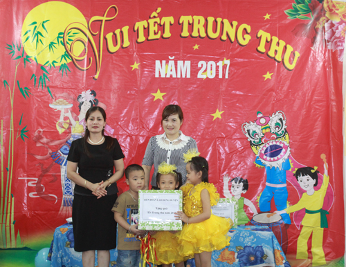 Các cấp Công đoàn huyện Phù Cừ  với hoạt động dịp Tết trung thu năm 2017.
