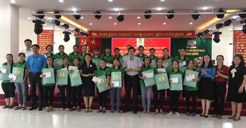 Liên đoàn Lao động tỉnh thăm, tặng quà và lắng nghe tâm tư nguyện vọng của công nhân lao động trước thêm Đại hội Đảng bộ tỉnh lần thứ XIX.