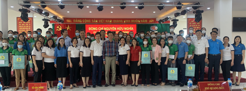 Đồng chí Bí thư Tỉnh ủy Nguyễn Hữu Nghĩa thăm, tặng quà cho người lao động