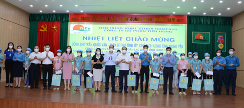 Đồng chí Chủ tịch UBND tỉnh Trần Quốc Văn thăm, làm việc và tặng quà đoàn viên, công nhân lao động tại Công ty Cổ phần Tiên Hưng 