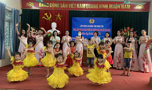 Liên đoàn lao động tỉnh tặng quà thiếu nhi, nhân ngày Quốc tế thiếu nhi 1/6