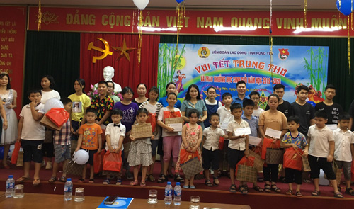Cơ quan Liên đoàn Lao đoàn động tỉnh tổ chức Vui Tết trung thu và trao thưởng cho con cán bộ đoàn viên có thành tích trong học tập năm học 2019 - 2020