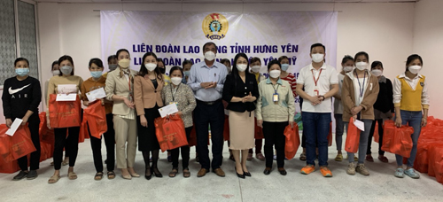 Thường trực LĐLĐ tỉnh thăm, tặng quà công nhân lao động  Cty TNHH giày Ngọc Tề, Cơ sở 2