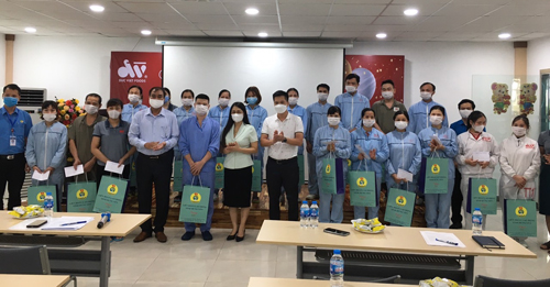 Lãnh đạo Liên đoàn lao động tỉnh thăm, làm việc, đối thoại và tặng quà công nhân lao động bị ảnh hưởng bởi dịch Covid-19 tại huyện Yên Mỹ.