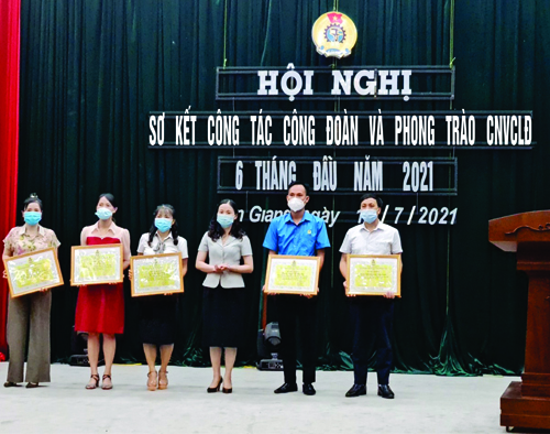 Liên đoàn Lao động huyện Văn Giang tổ chức Hội nghị Sơ kết Công tác Công đoàn và Phong trào CNVCLĐ 6 tháng đầu năm và triển khai phương hướng nhiệm vụ 6 tháng cuối năm 2021