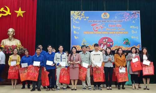 Liên đoàn Lao động huyện Văn Giang tổ chức “Tết sum vầy -Mừng xuân, ơn Đảng” tết Canh Tý 2020. 