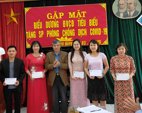 Liên đoàn Lao động huyện Văn Giang thăm, làm việc và biểu dương, tặng quà đoàn viên công đoàn tiêu biểu; Tặng nước rửa tay sát khuẩn phòng chống dịch Covid-19 