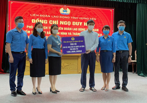 Đoàn công tác Tổng liên đoàn lao động Việt Nam kiểm tra, nắm bắt tình hình và thăm, tặng quà CNLĐ bị ảnh hưởng bởi dịch Covid-19 tại Hưng Yên