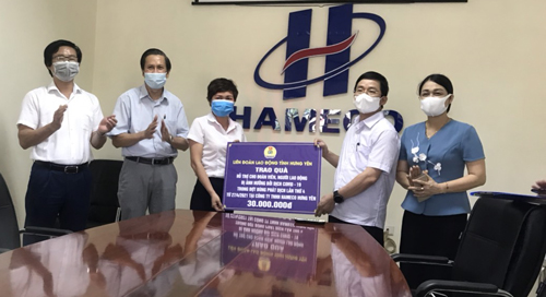 Đồng chí Nguyễn Duy Hưng, Phó Bí thư Thường trực Tỉnh ủy thăm, tặng quà trường hợp bị ảnh hưởng trực tiếp bởi dịch Covid-19 tại huyện Văn Lâm