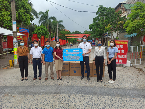 Liên đoàn Lao động tỉnh tặng quà công nhân, lao động ảnh hưởng Covid - 19