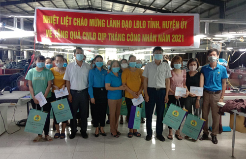 Liên đoàn lao động huyện Tiên Lữ thăm, tặng quà công nhân lao động nhân dịp tháng công nhân 2021