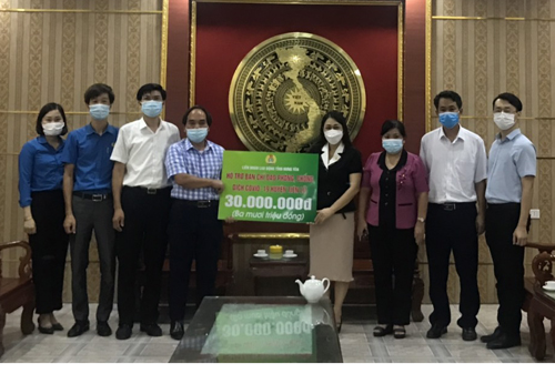 Liên đoàn lao động  tỉnh trao tặng quà hỗ trợ huyện Tiên Lữ phòng chống Covid-19