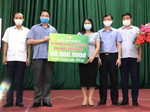 Liên đoàn Lao động tỉnh trao 80 triệu đồng cho Ban chỉ đạo phòng chống dịch Covid – 19 huyện Ân Thi và tặng nhu yếu phẩm cho người lao động bị ảnh hưởng Covid – 19.